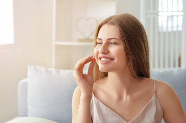 Evde hap alan güzel bir genç kadın.