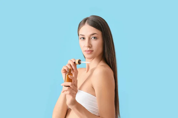 Mulher Bonita Com Produto Cosmético Fundo Cor — Fotografia de Stock