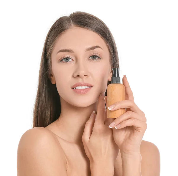 Hermosa Mujer Joven Con Producto Cosmético Sobre Fondo Blanco — Foto de Stock