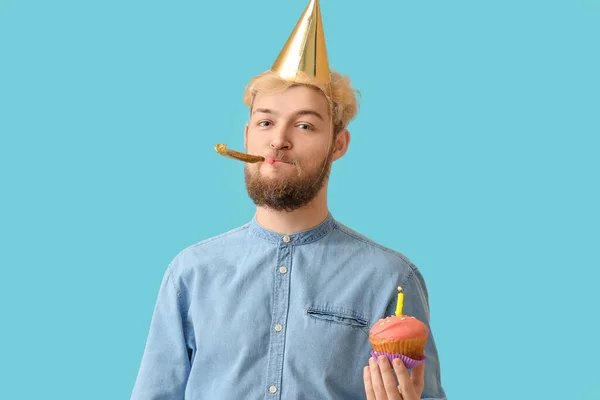 Junger Mann Feiert Geburtstag Auf Farbigem Hintergrund — Stockfoto