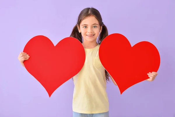 Menina Bonito Com Corações Vermelhos Fundo Cor — Fotografia de Stock