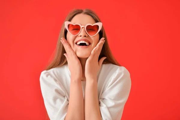 Mulher Bonita Óculos Sol Elegantes Forma Coração Fundo Cor — Fotografia de Stock