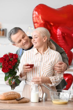 Evde Sevgililer Günü 'nü kutlayan olgun bir çift.