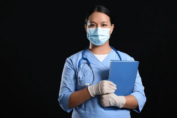 Retrato Médico Asiático Feminino Máscara Médica Fundo Escuro — Fotografia de Stock