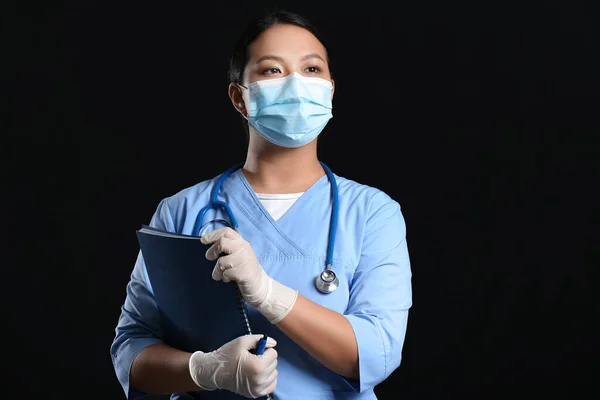 Porträtt Kvinnlig Asiatisk Läkare Medicinsk Mask Mörk Bakgrund — Stockfoto