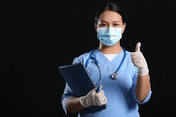 Портрет Азіатського Лікаря Медичній Масці Показує Пальцем Вгору Темному Тлі — стокове фото