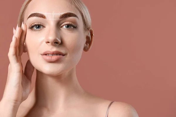 Mujer Joven Con Marcado Para Corrección Cejas Fondo Color —  Fotos de Stock