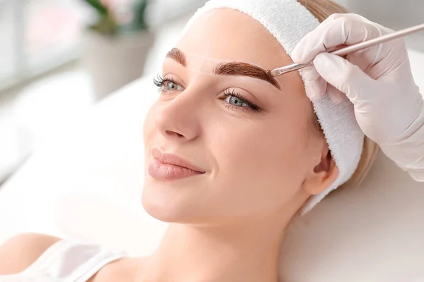 Mujer Joven Sometida Procedimiento Corrección Cejas Salón Belleza — Foto de Stock