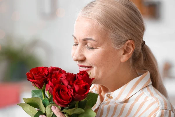 Mulher Madura Com Buquê Rosas Bonitas Casa — Fotografia de Stock