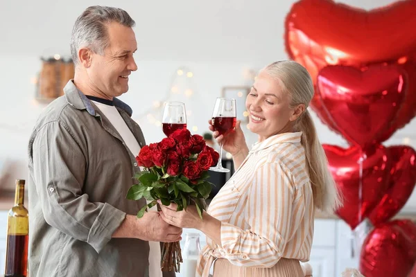 Mature Couple Celebrating Valentine Day Home — Stock Photo, Image