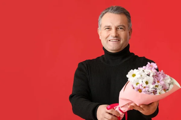 Älterer Mann Mit Einem Strauß Schöner Blumen Auf Farbigem Hintergrund — Stockfoto