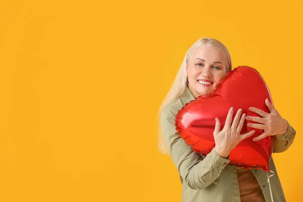 Mature Woman Balloon Color Background Valentine Day Celebration — Stock Photo, Image