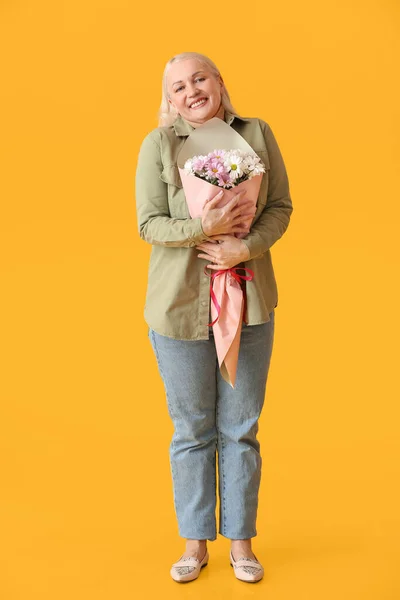 Зрелая Женщина Букетом Красивых Цветов Цветном Фоне — стоковое фото