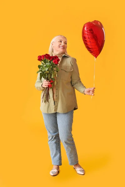 Donna Matura Con Palloncino Fiori Sfondo Colori Festa San Valentino — Foto Stock