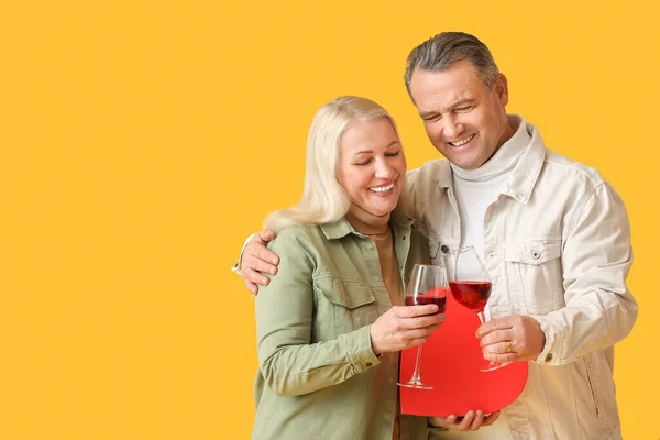 Pareja Madura Con Caja Regalo Vino Sobre Fondo Color Celebración —  Fotos de Stock