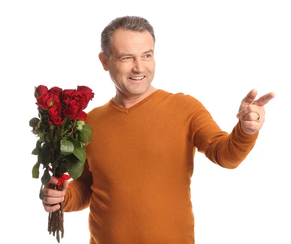 Älterer Mann Mit Einem Strauß Schöner Blumen Die Auf Etwas — Stockfoto