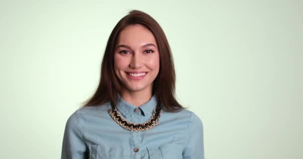 Junge Frau Mit Schönem Lächeln Auf Farbigem Hintergrund — Stockvideo
