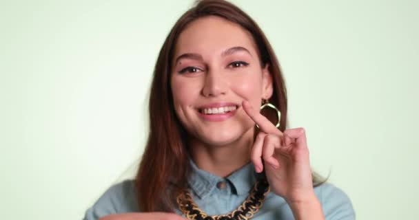 Jonge Vrouw Met Mooie Glimlach Kleur Achtergrond — Stockvideo
