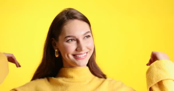 Mujer Joven Con Hermosa Sonrisa Fondo Color — Vídeos de Stock