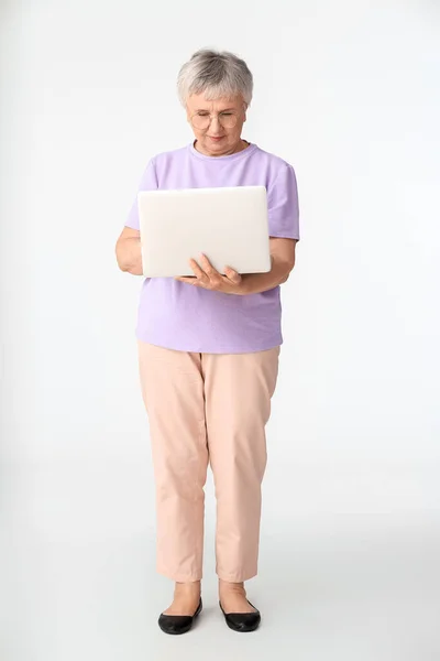 Старшая Женщина Ноутбуком Белом Фоне — стоковое фото