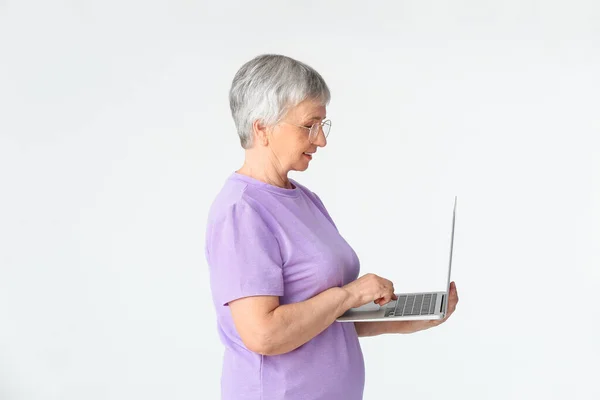 Mulher Sênior Com Laptop Fundo Branco — Fotografia de Stock