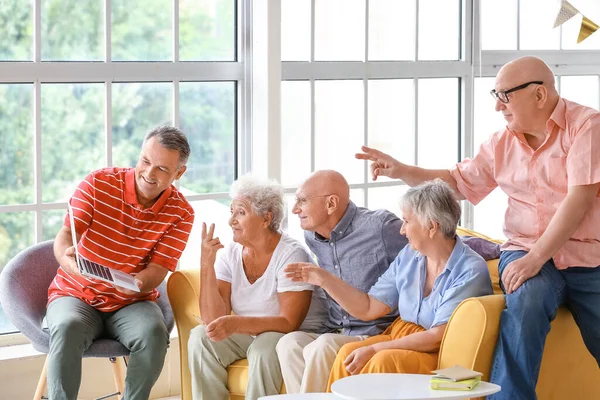 一群老年人在家里视频聊天 — 图库照片