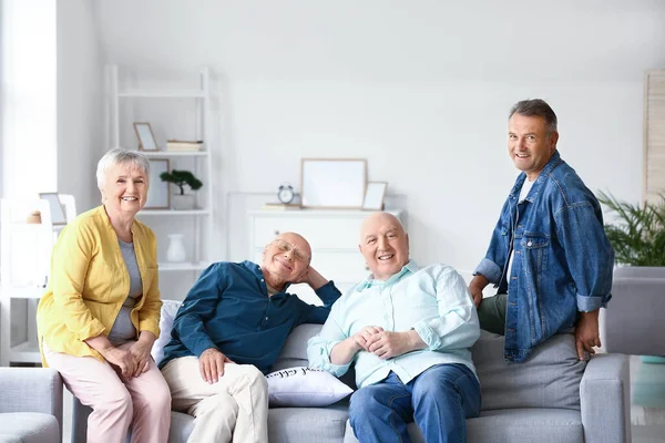 Anziani Seduti Sul Divano Casa — Foto Stock