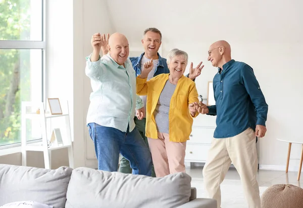 Пожилые Люди Веселятся Дома — стоковое фото