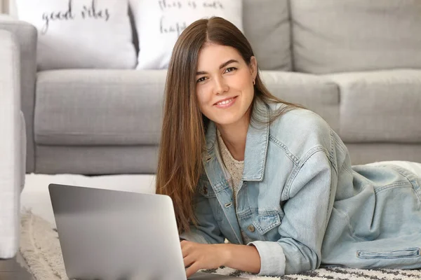 Beautiful Young Woman Laptop Home — Stock Photo, Image