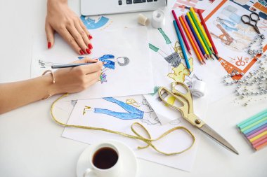 Stüdyoda çalışan kadın moda tasarımcısı, yakın plan.