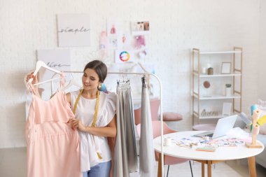 Stüdyoda çalışan kadın moda tasarımcısı