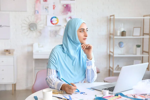 Designer Moda Muçulmana Feminina Trabalhando Estúdio — Fotografia de Stock