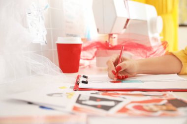 Stüdyoda çalışan kadın moda tasarımcısı, yakın plan.