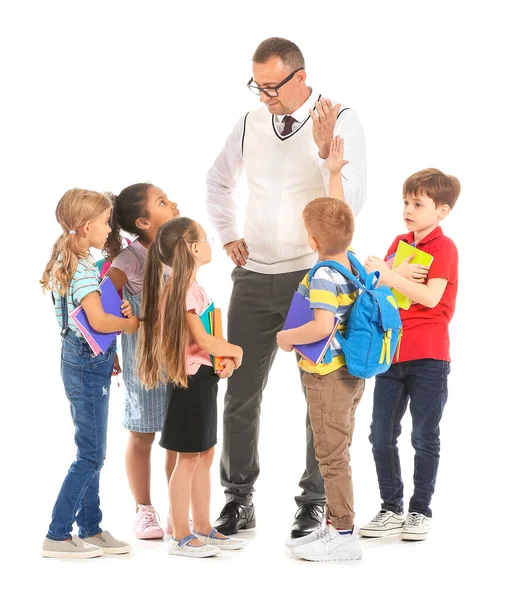 Beyaz Arka Planda Öğretmenleri Olan Küçük Çocuklar — Stok fotoğraf