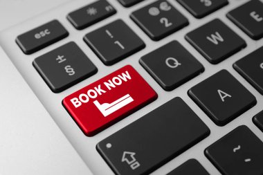 Modern klavye, yakın plan. Çevrimiçi rezervasyon kavramı