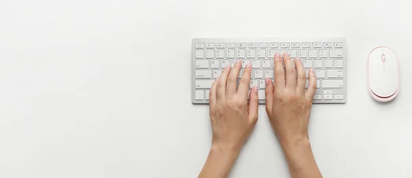 Γυναικεία Χέρια Πληκτρολόγιο Υπολογιστή Λευκό Φόντο Χώρο Για Κείμενο — Φωτογραφία Αρχείου