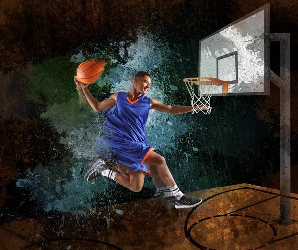 Коллаж Молодых Прыгающих Афроамериканских Игроков Возле Баскетбольного Кольца Темном Фоне — стоковое фото
