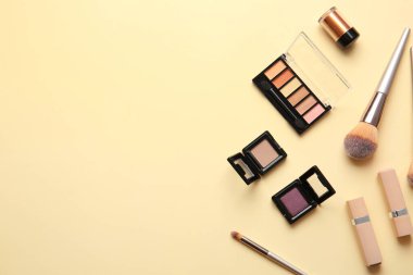 Renk arkaplanında farklı dekoratif kozmetik ürünler