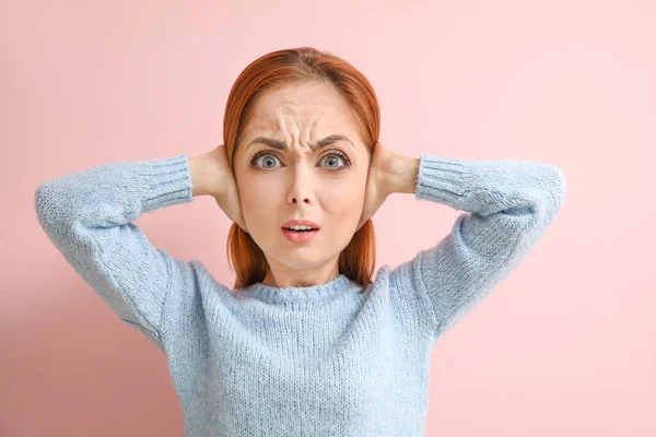 Stressé Jeune Femme Avec Une Grosse Tête Sur Fond Couleur — Photo