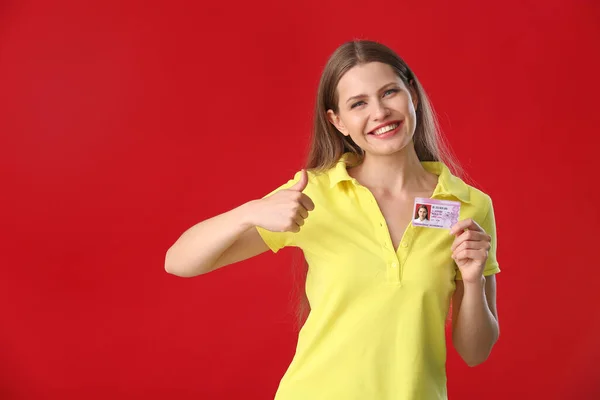 Mujer Joven Con Licencia Conducir Sobre Fondo Color — Foto de Stock