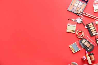 Renk arkaplanında farklı dekoratif kozmetik ürünler