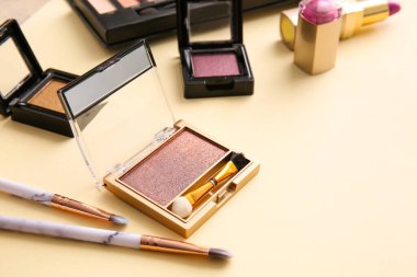 Masada güzel gözkapakları ve fırçalar