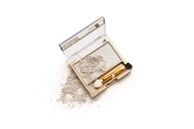 Beyaz arkaplanda ezilmiş göz farı