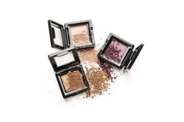 Beyaz arkaplanda ezilmiş göz farı