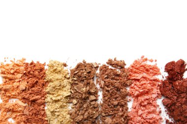 Beyaz arka planda farklı ezilmiş göz farı