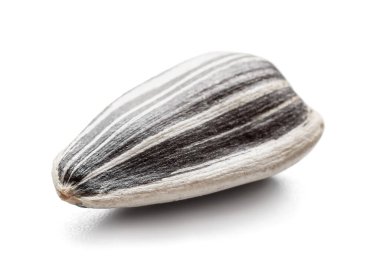 Beyaz arkaplanda ayçiçeği tohumu