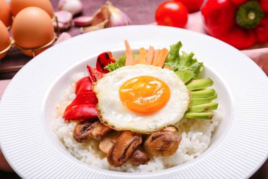 Renkli arka planda lezzetli yumurta, sebze ve pirinç tabağı, yakın plan.