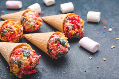 Patlamış mısır toplu gözleme külahları ve koyu arkaplanda lokum.