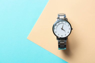 Renkli arka planda şık bilek saati