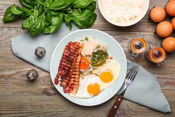 Plate Tasty Eggs Bacon Rice Wooden Background — Stock Photo, Image